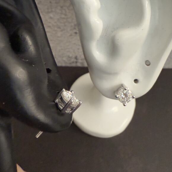 Beautiful 1ctw Moissanite Stud Earrings, Sterling Silver 925-NEW-MSRP$190 - Picture 3 of 11